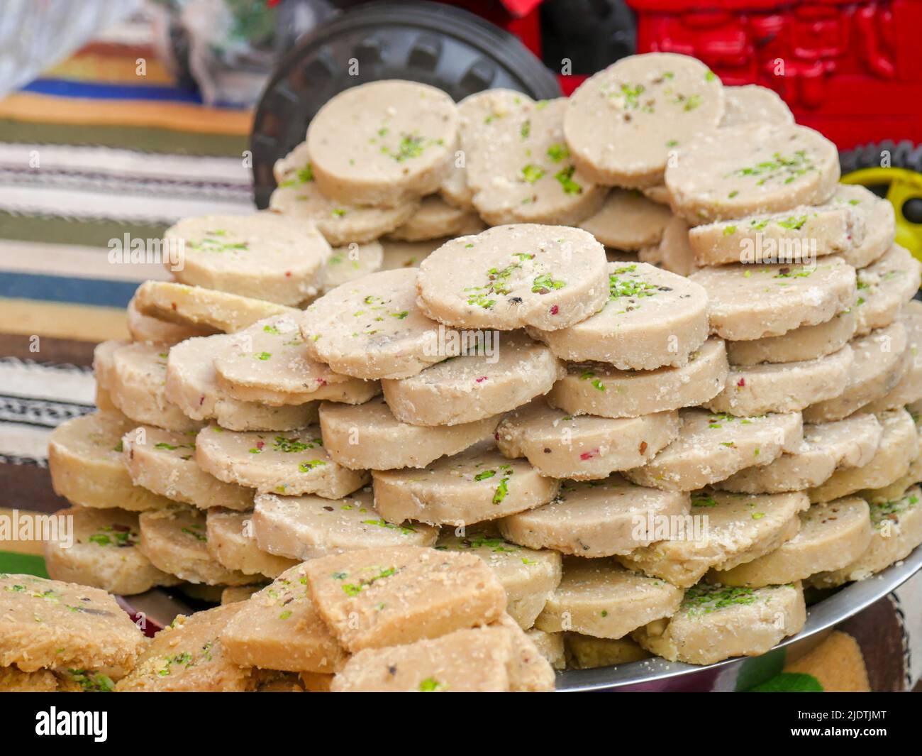 Besan Ki Chakki o Besan Barfi, un piatto dolce tradizionale nel villaggio rurale indiano. Foto Stock