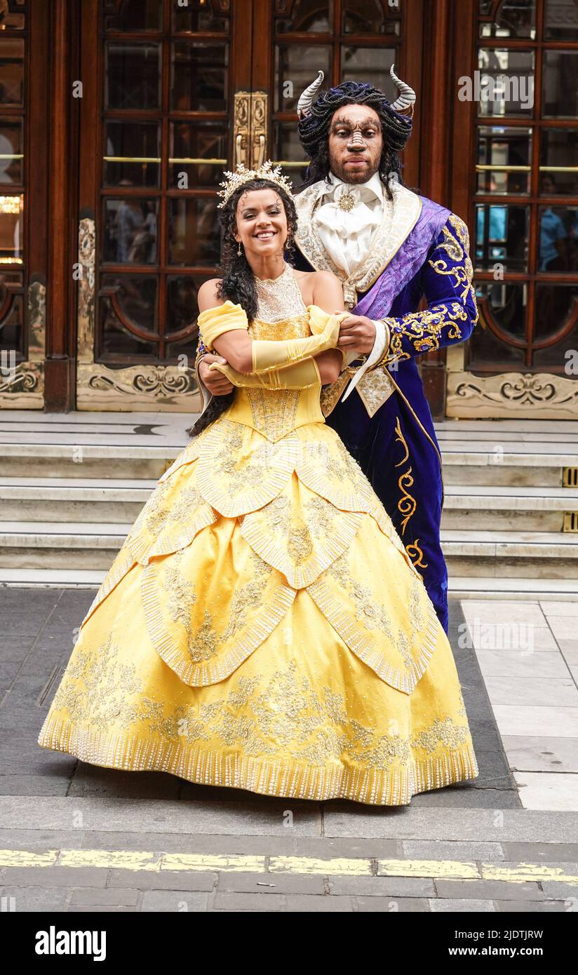 Courtney Stapleton, Belle, e Shaq Taylor, la bestia, durante una chiamata fotografica per la produzione del West End della Disney di bellezza e la bestia, al Palladium di Londra. Data foto: Giovedì 23 giugno 2022. Foto Stock