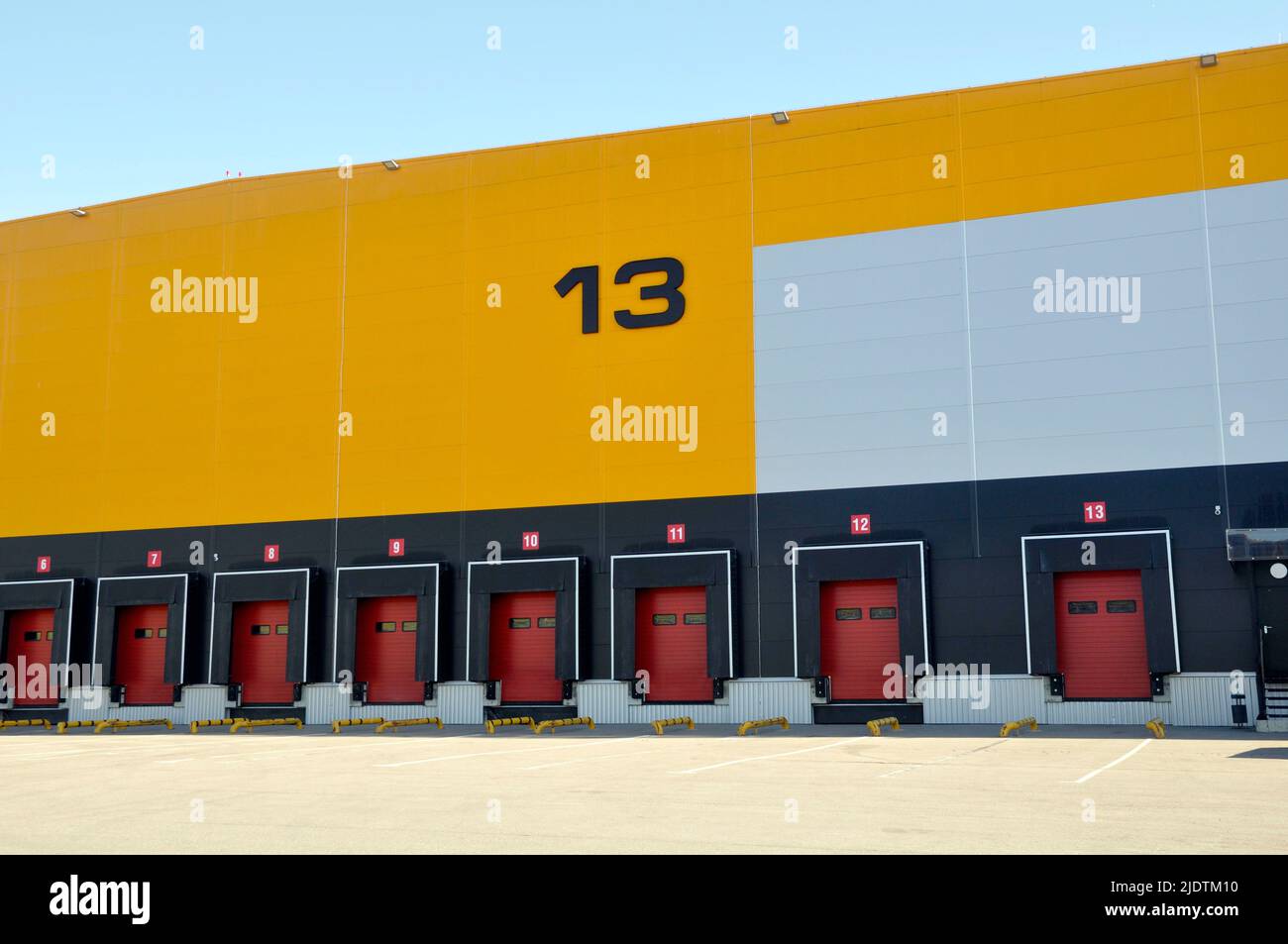 Moderno centro logistico. Magazzino numero 13 con cancello per il carico delle merci. Logistica. Foto Stock