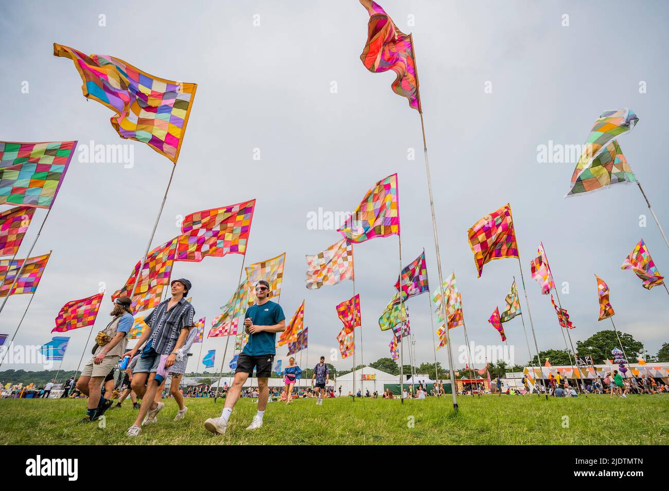 Glastonbury, Regno Unito. 23rd giugno 2022. Passando attraverso il mare di bandiere al Glade - il 50th 2022 Glastonbury Festival, Worthy Farm. Glastonbury, Credit: Guy Bell/Alamy Live News Foto Stock