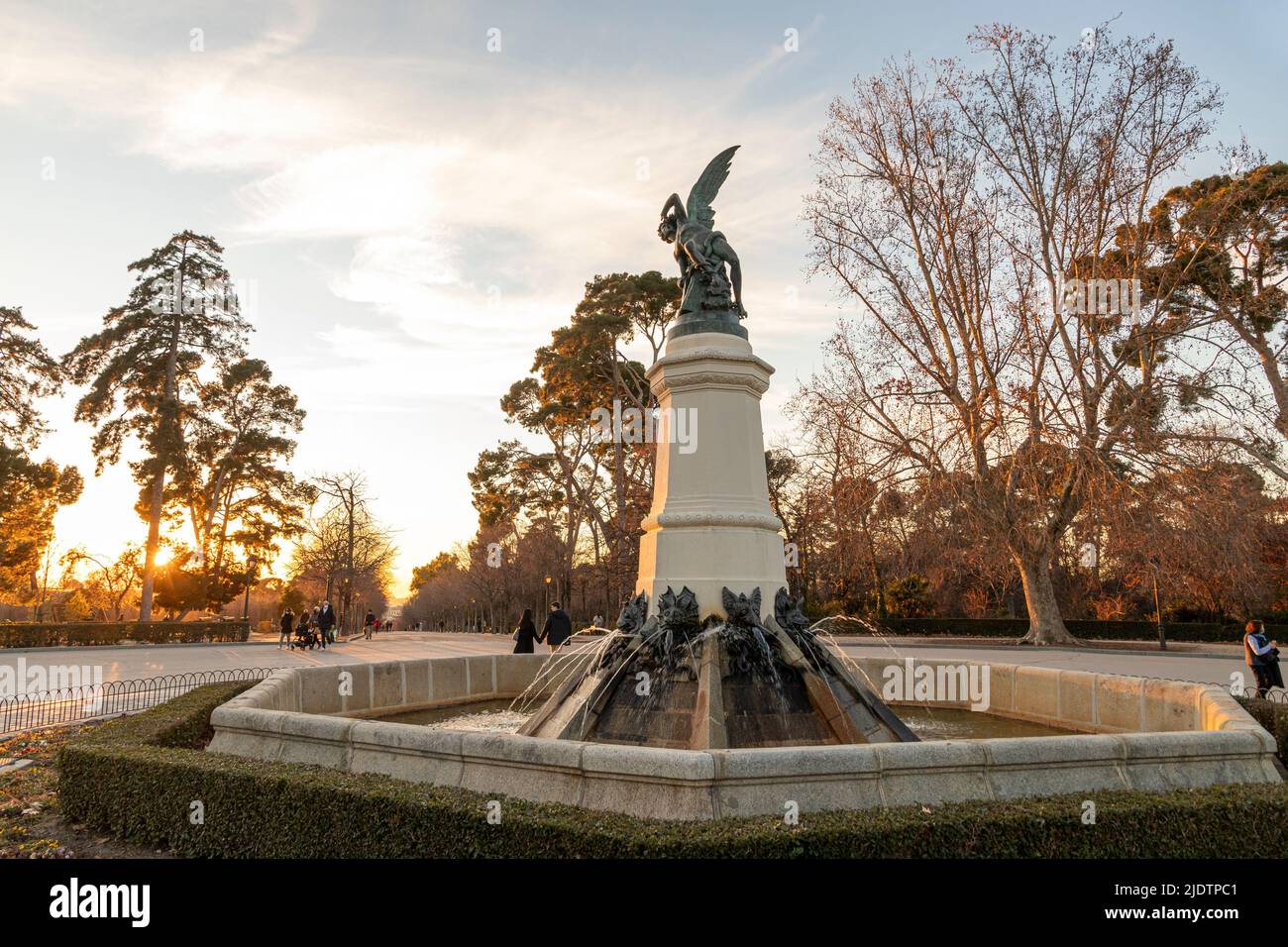 Madrid, Spagna. Il Fuente del Angel Caido (Monumento dell'Angelo caduto), una fontana situata nel Parco del Buen Retiro Foto Stock