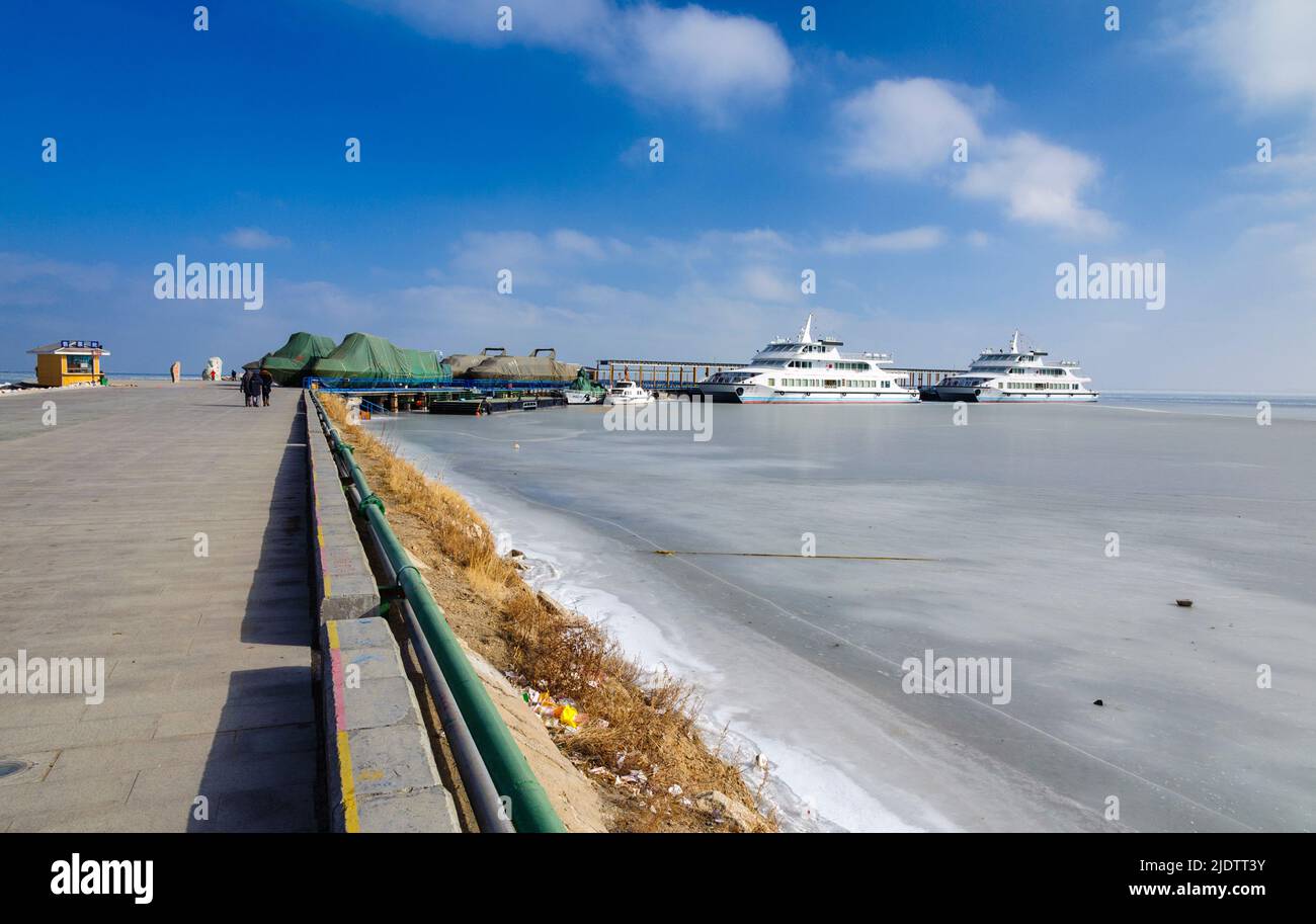 Paesaggio invernale ghiacciato del lago Qinghai, il più grande lago di acqua salata della Cina, nella provincia di Qinghai della Cina nord-occidentale. Foto Stock
