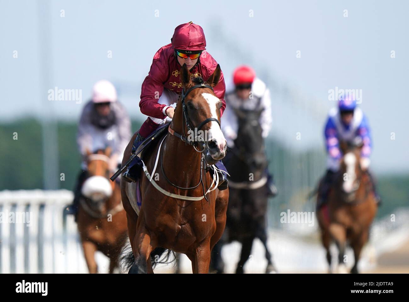 Lion of War e Cieren Fallon tornano a casa per vincere i Pertemps Riverside Restricted Novice Stakes durante il giorno uno del Northumberland Plate Festival all'ippodromo di Newcastle. Data foto: Giovedì 23 giugno 2022. Foto Stock