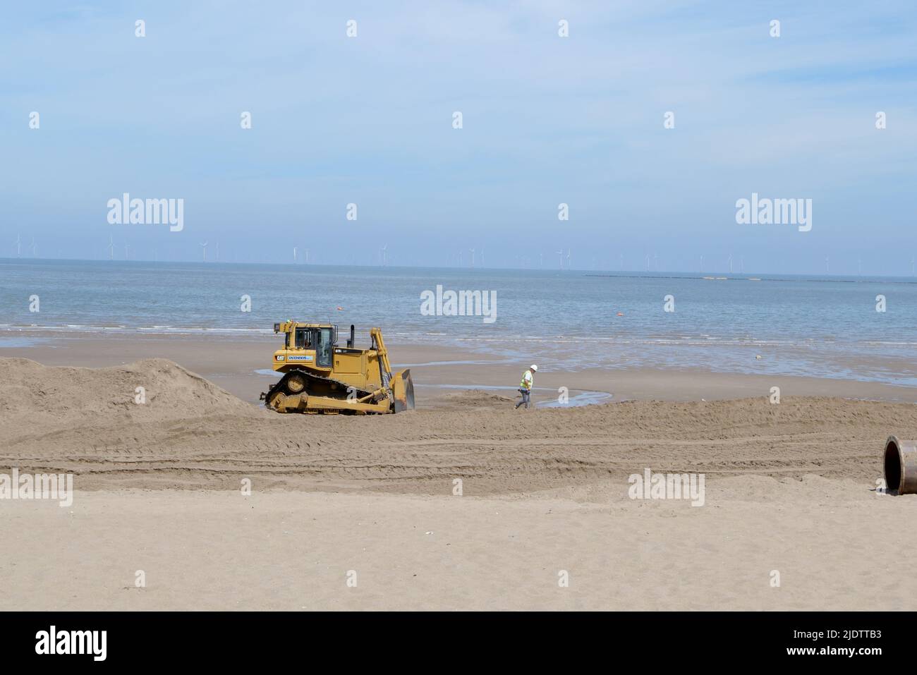 bulldozer giallo su una spiaggia Foto Stock