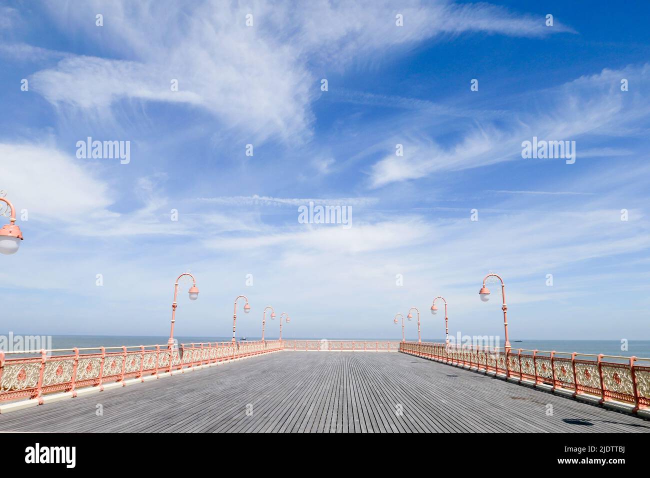 Molo di mare in legno britannico in pieno sole con un cielo blu brillante Foto Stock