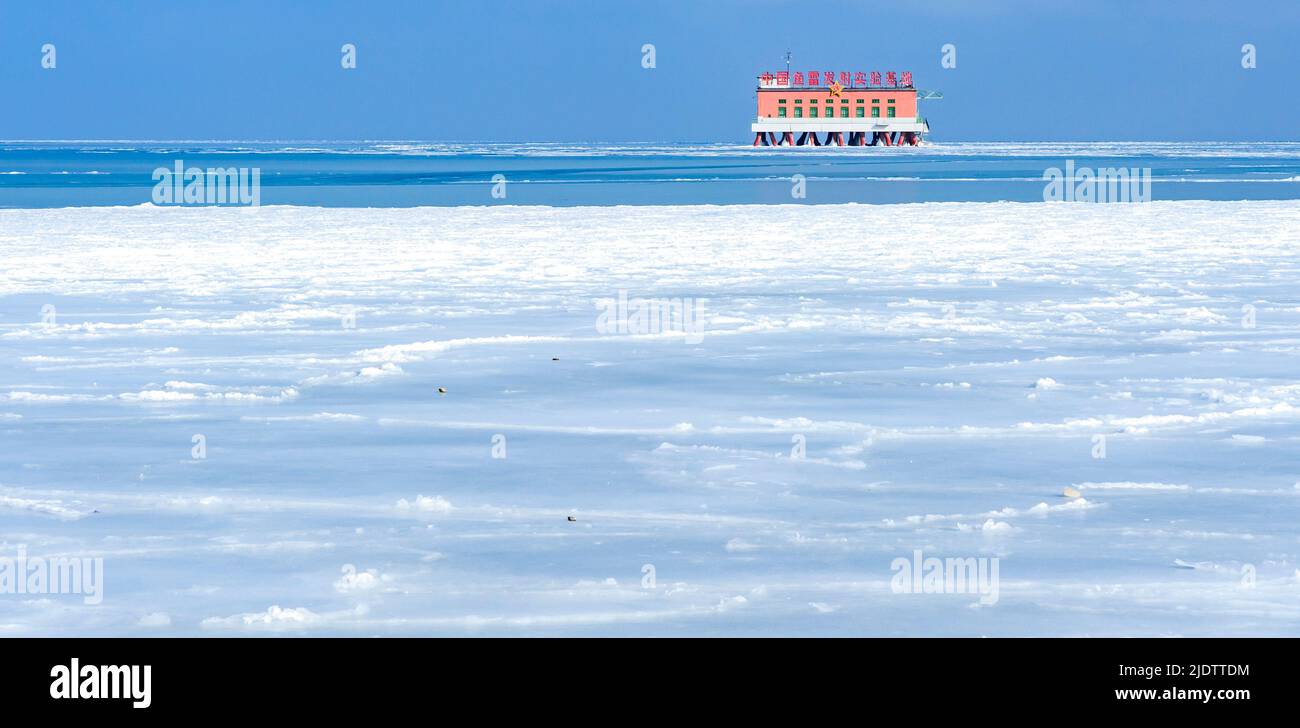Paesaggio invernale ghiacciato del lago Qinghai, il più grande lago di acqua salata della Cina, nella provincia di Qinghai della Cina nord-occidentale. Foto Stock