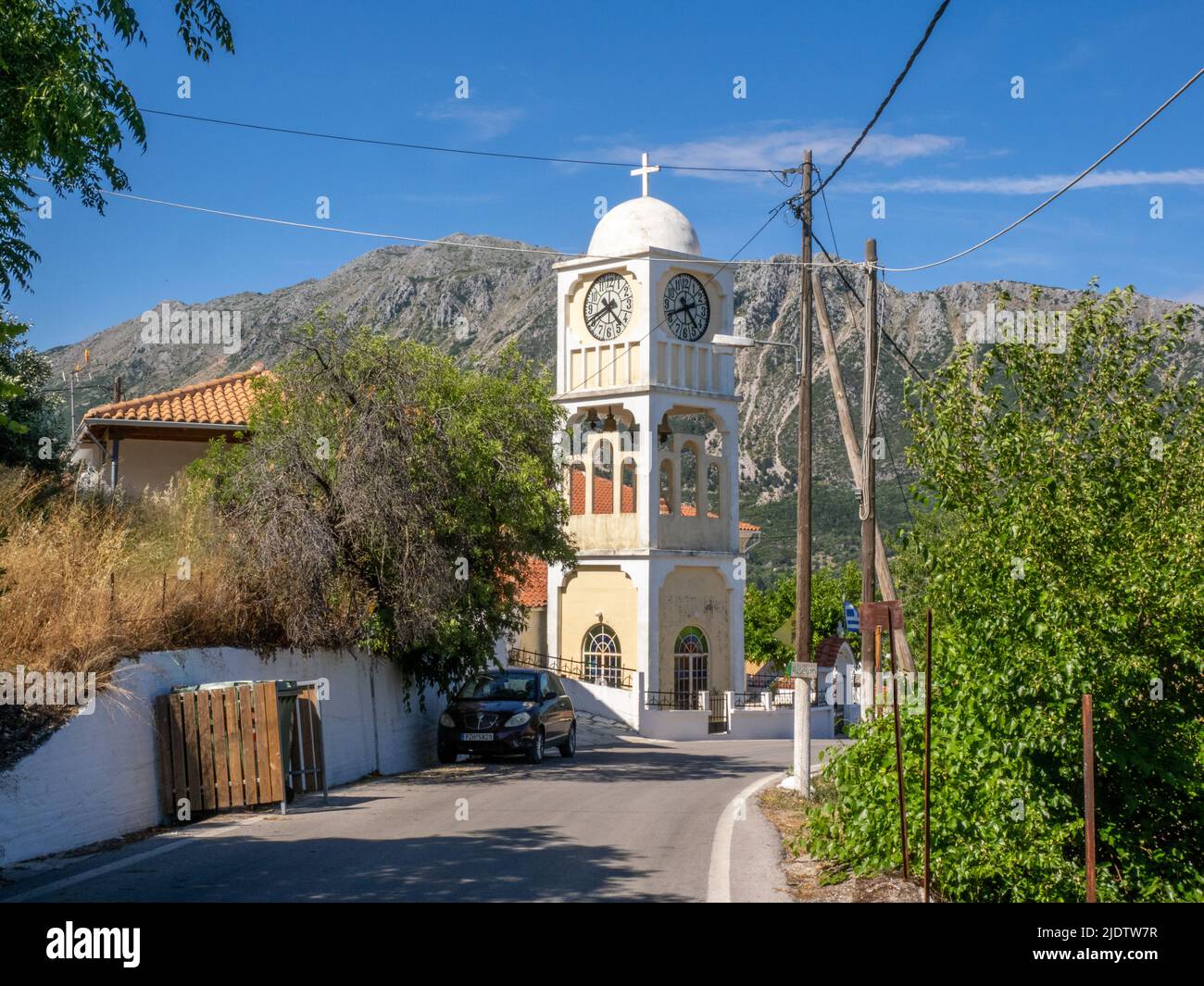 Campanile e orologio di chiesa ortodossa nel villaggio di montagna di Agios Petros (San Pietro) sull'isola Ionica di Lefkada Grecia Foto Stock