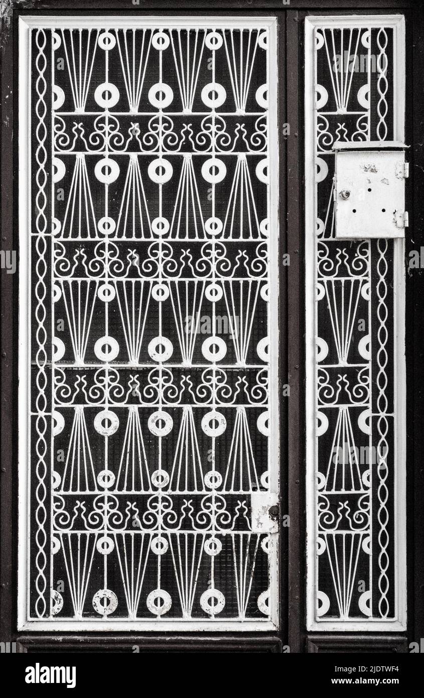 Filigrana ornata in ferro battuto schermo porta di una casa in Grecia Foto Stock