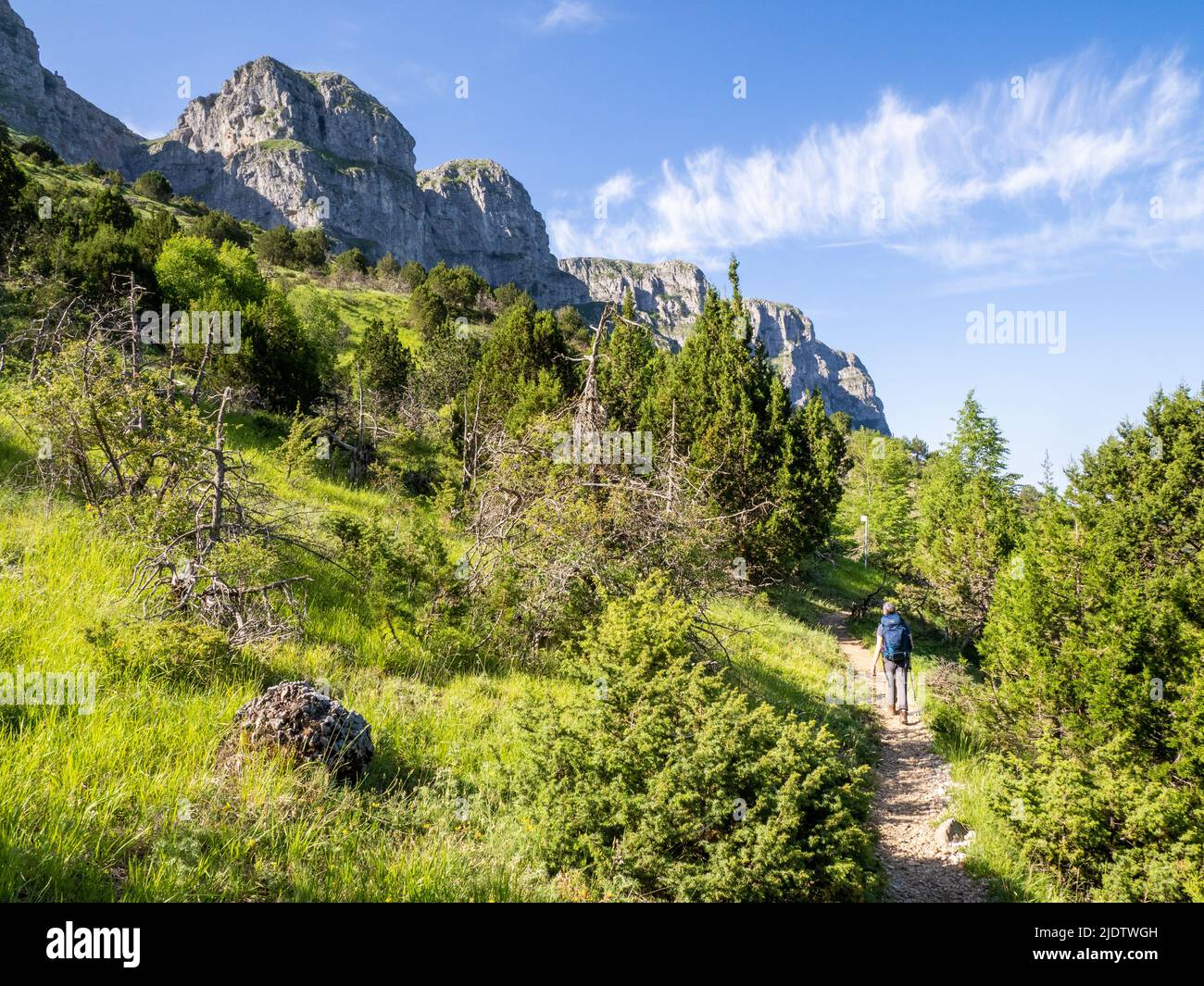 Un camminatore che sale il ripido sentiero fuori dalla gola di Vikos al villaggio di Vikos nella regione di Zagori della Grecia settentrionale Foto Stock