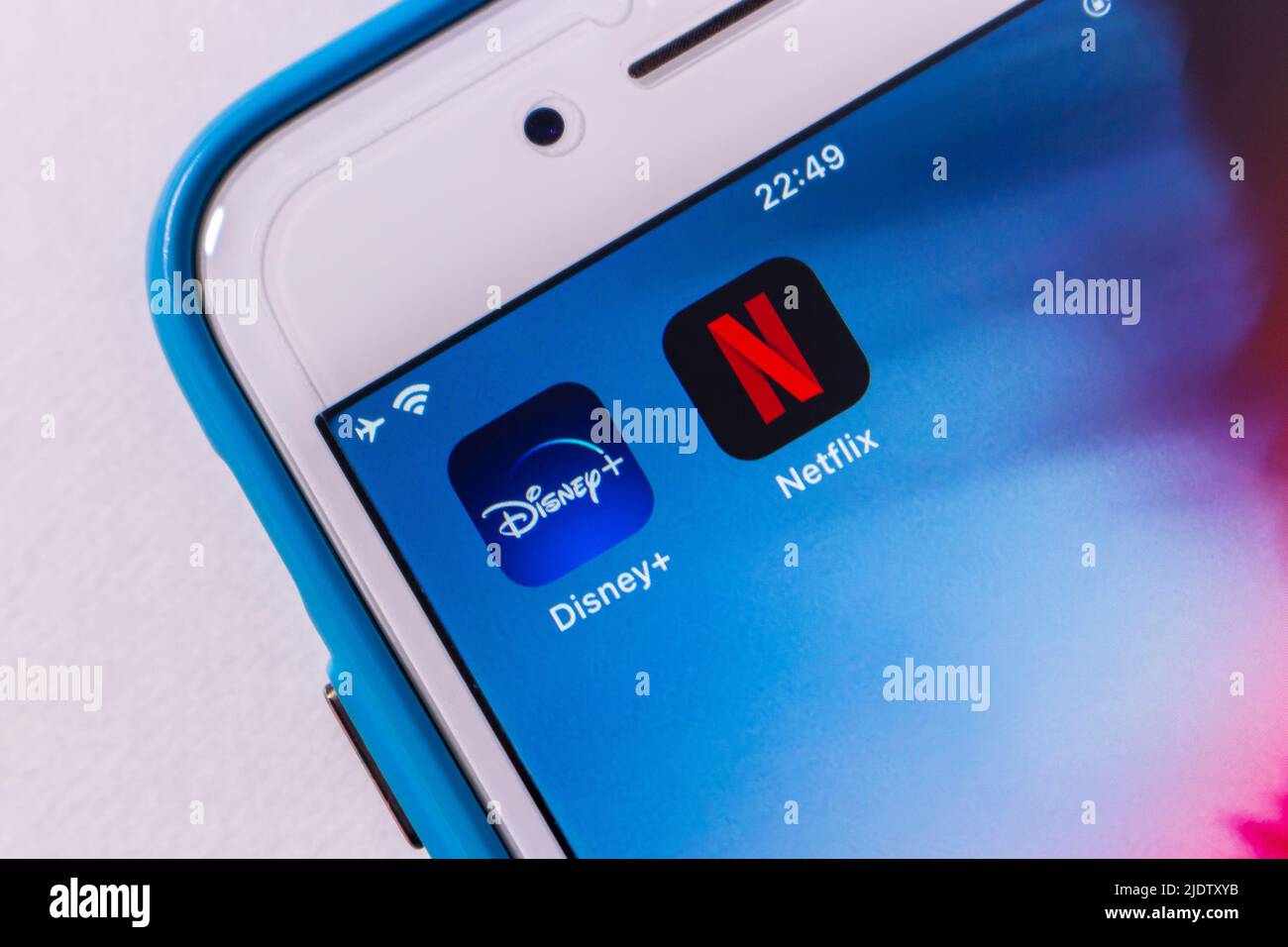 Kumamoto, GIAPPONE - Giu 23 2022 : Disney Plus (Disney +) e Netflix su uno schermo di iPhone. Concetto di servizio di streaming in abbonamento Foto Stock