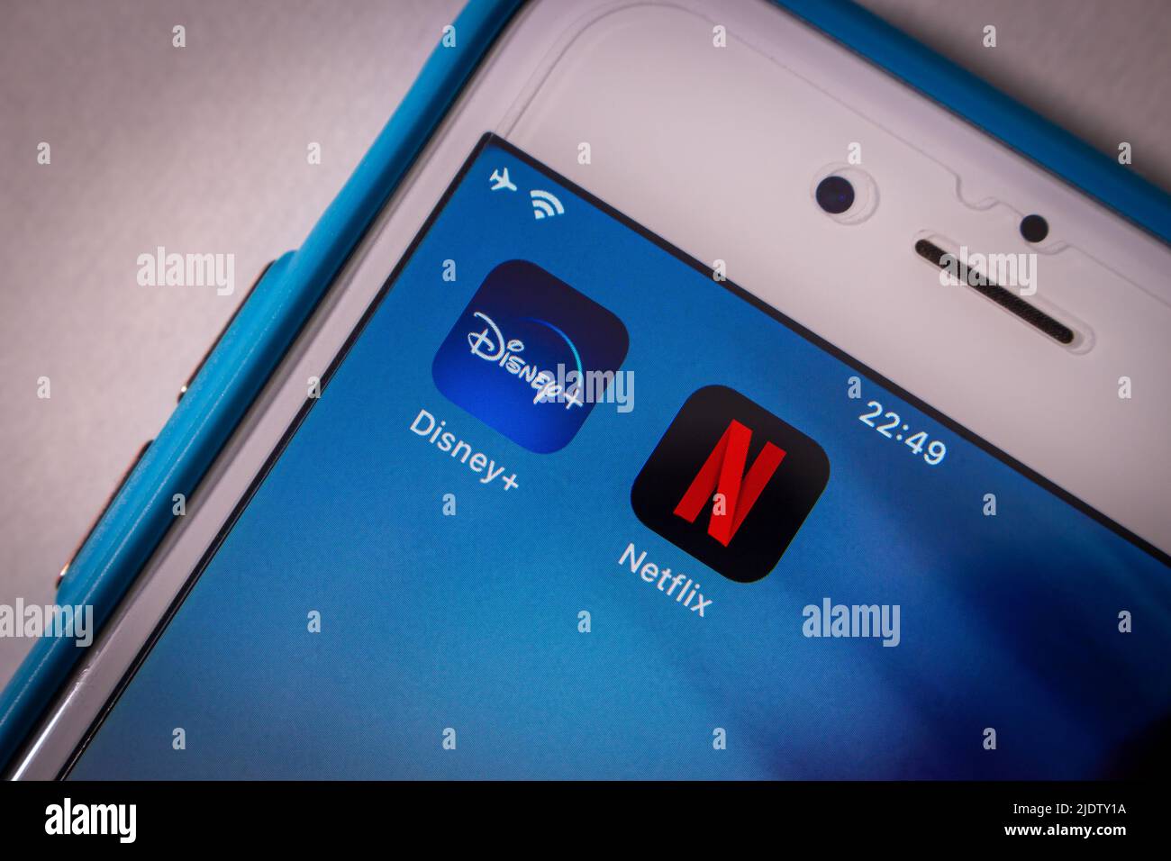 Kumamoto, GIAPPONE - Giu 23 2022 : Disney Plus (Disney +) e Netflix su uno schermo di iPhone in un umore scuro. Concetto di servizio di streaming in abbonamento Foto Stock