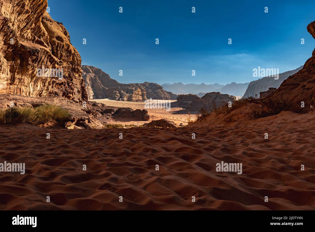 Deserto di Wadi Rum in Giordania in giorno di sole, sabbia e rocce, cielo blu Foto Stock