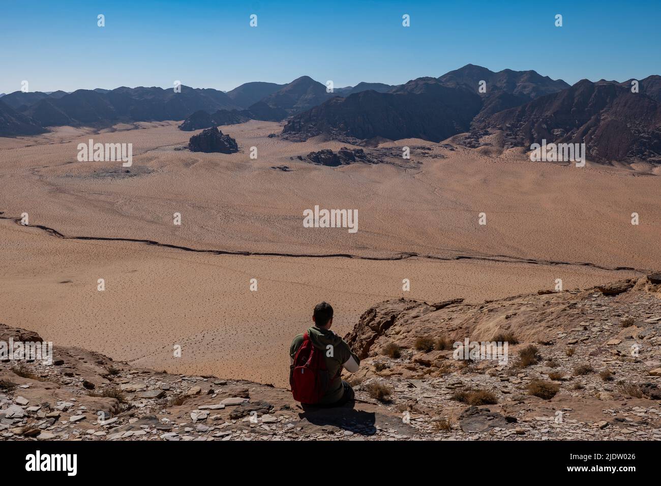 Uomo ammirando la bellezza del deserto di Wadi Rum, Giordania Foto Stock