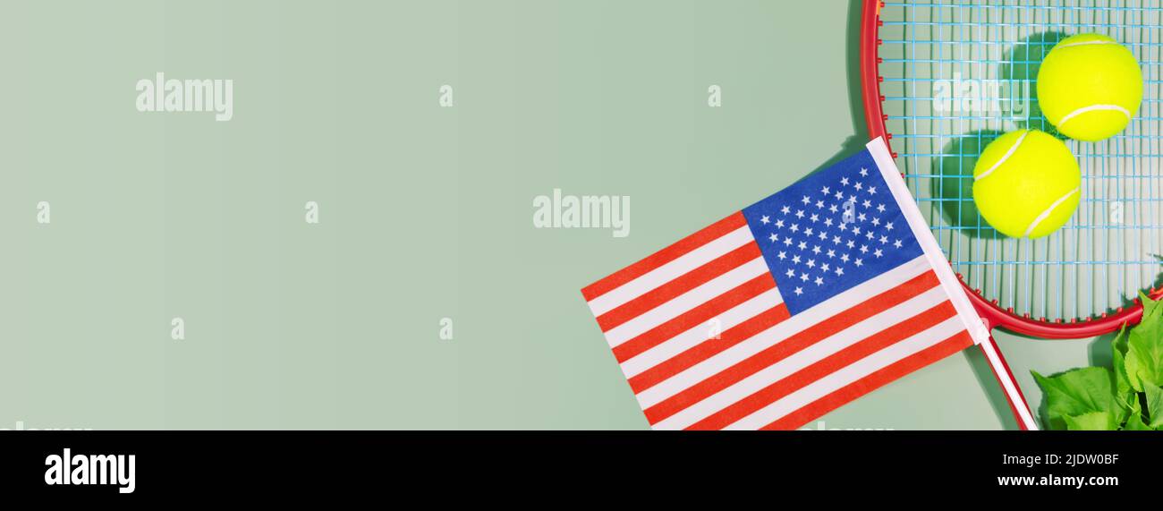 Concorso di tennis in America. Banner sportivo con palline da tennis gialle, racket e bandiera degli Stati Uniti su sfondo verde con spazio copia. USA o Foto Stock