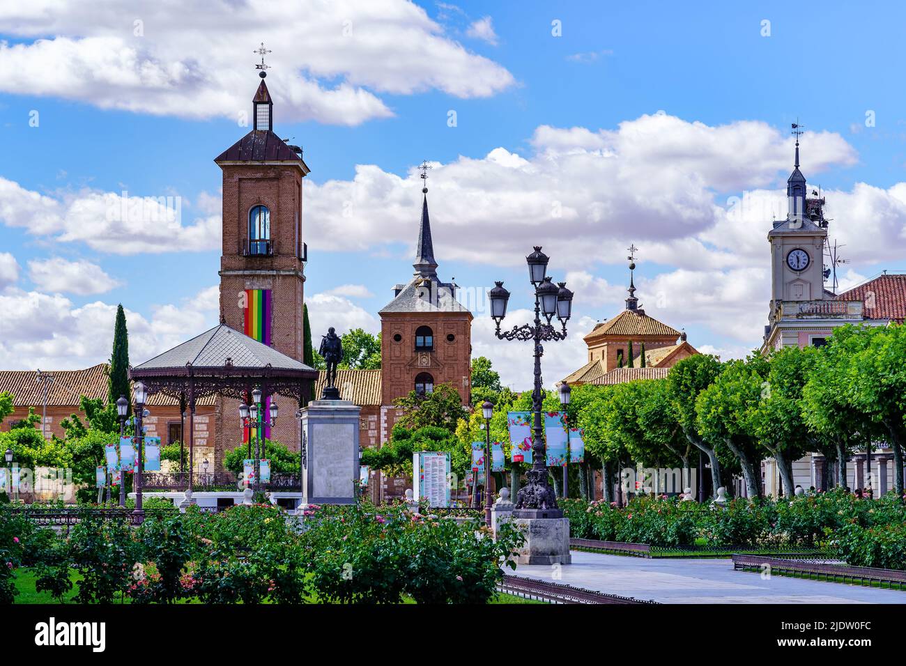 La piazza principale della città vecchia di Alcala de Henares con i suoi vecchi edifici, un sito patrimonio dell'umanità. Foto Stock