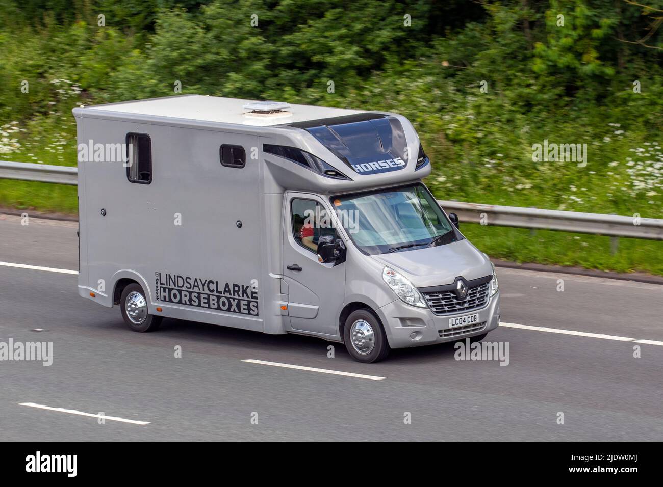 Lindsay Clarke Horseboxes. 2015 Renault Master LH35 BUSINESS ENERGY DCI H/R P/V; viaggiando sull'autostrada M61, Manchester, Regno Unito Foto Stock