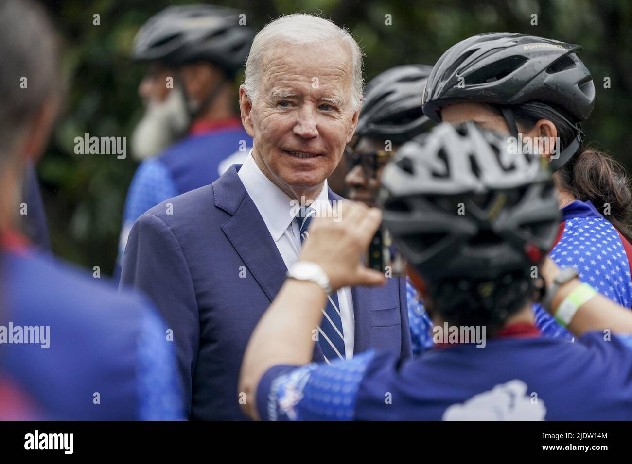 Washington, Stati Uniti. 23rd giugno 2022. Il Presidente DEGLI STATI UNITI Joe Biden parla con i partecipanti all'annuale Ride Soldier del guerriero ferito sul prato meridionale della Casa Bianca a Washington, DC, il 23 giugno 2022. L'annuale Soldier Ride riconosce il servizio, il sacrificio e il viaggio di recupero per i membri e i veterani feriti, malati e feriti. Foto di Shawn Thew/UPI Credit: UPI/Alamy Live News Foto Stock