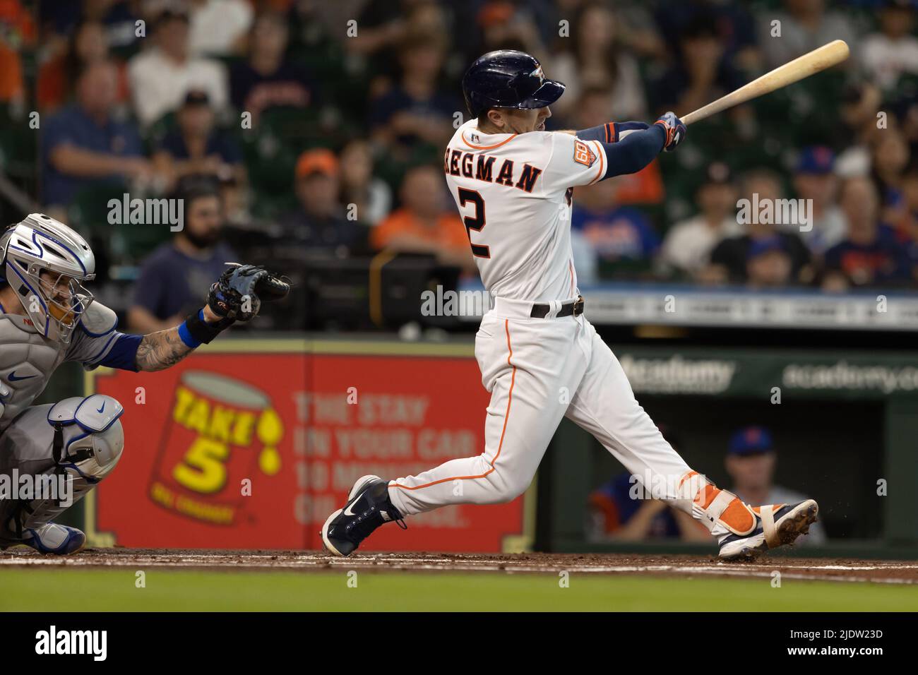 Il terzo baseman di Houston Astros Alex Bregman (2) colpisce un homerun nel primo inning contro i New York Mets. Gli Astros sconfiggono i Mets 5-3, mercoledì Foto Stock