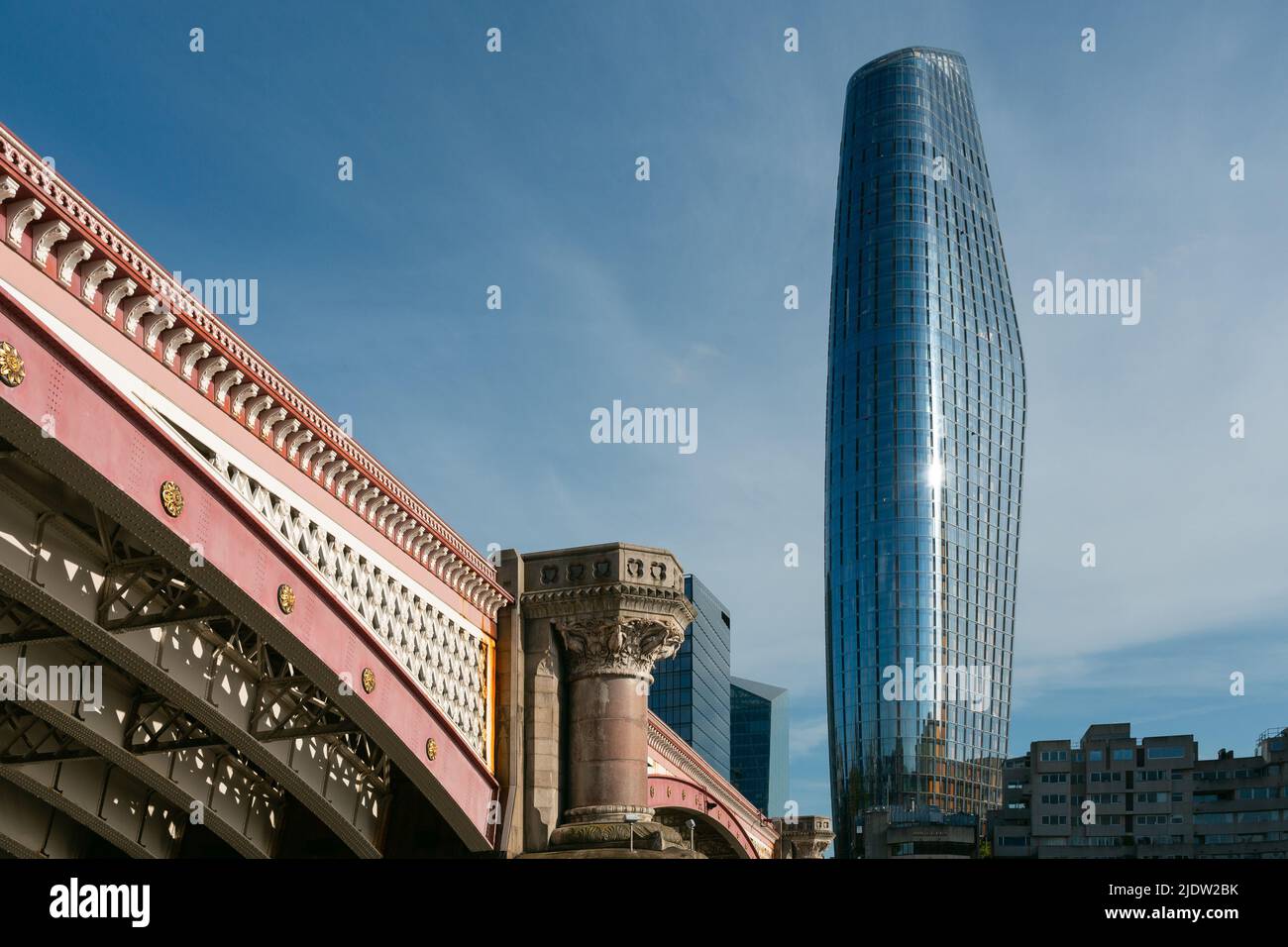Londra, Regno Unito - 13 maggio 2022: One Blackfriars è uno sviluppo ad uso misto al numero 1 di Blackfriars Road a Bankside, Londra. È nota in modo informale come Vas Foto Stock
