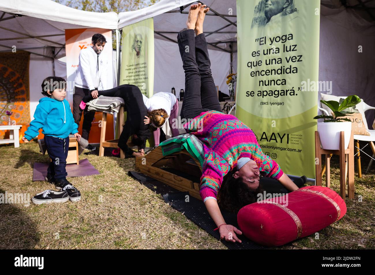 Buenos Aires, Argentina. 20th giugno 2022. Una donna esegue posture di yoga allo stand dell'associazione argentina Iyengar Yoga durante la festa. Nel complesso della Gialle House del Boca Juniors Club, è stata celebrata la Giornata Internazionale dello Yoga. La festa è stata organizzata dall'Ambasciata dell'India in Argentina. (Credit Image: © Nacho Boulosa/SOPA Images via ZUMA Press Wire) Foto Stock