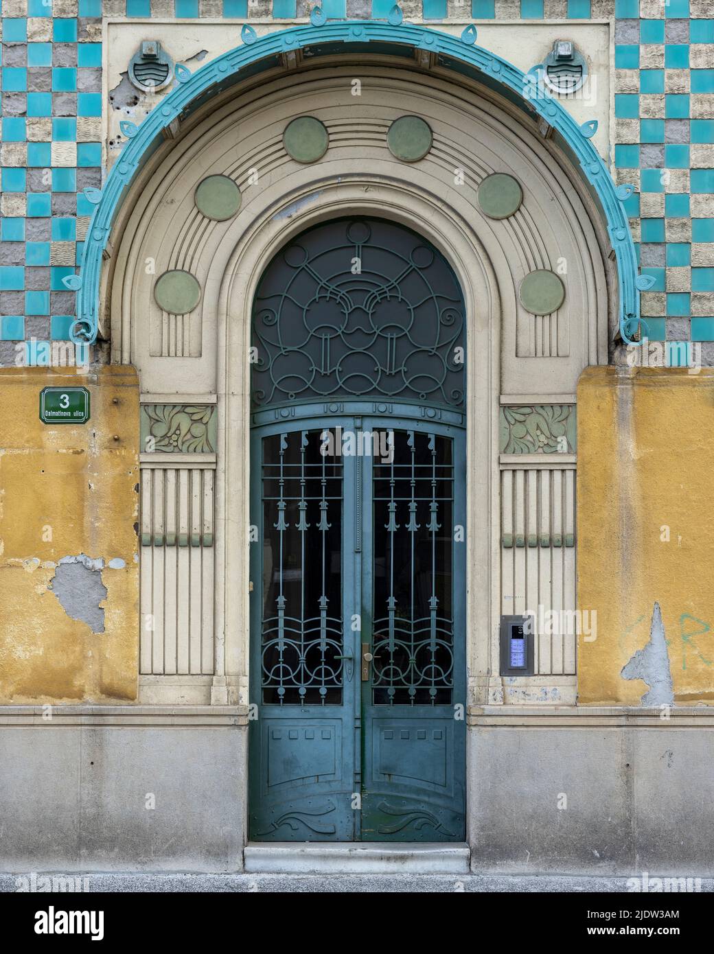 Porta a Dalmatinova Ulica 3 nel quartiere Art Nouveau di Lubiana, Slovenia Foto Stock