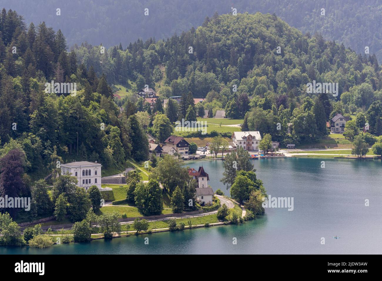 Vista della riva del lago di Bled dal castello, Slovenia Foto Stock