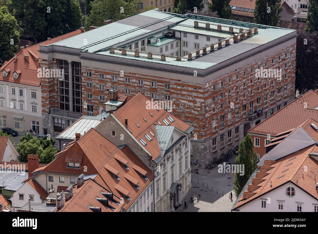 Vista della Biblioteca Nazionale e Universitaria di Plecnik dal Castello di Lubiana, Slovenia Foto Stock