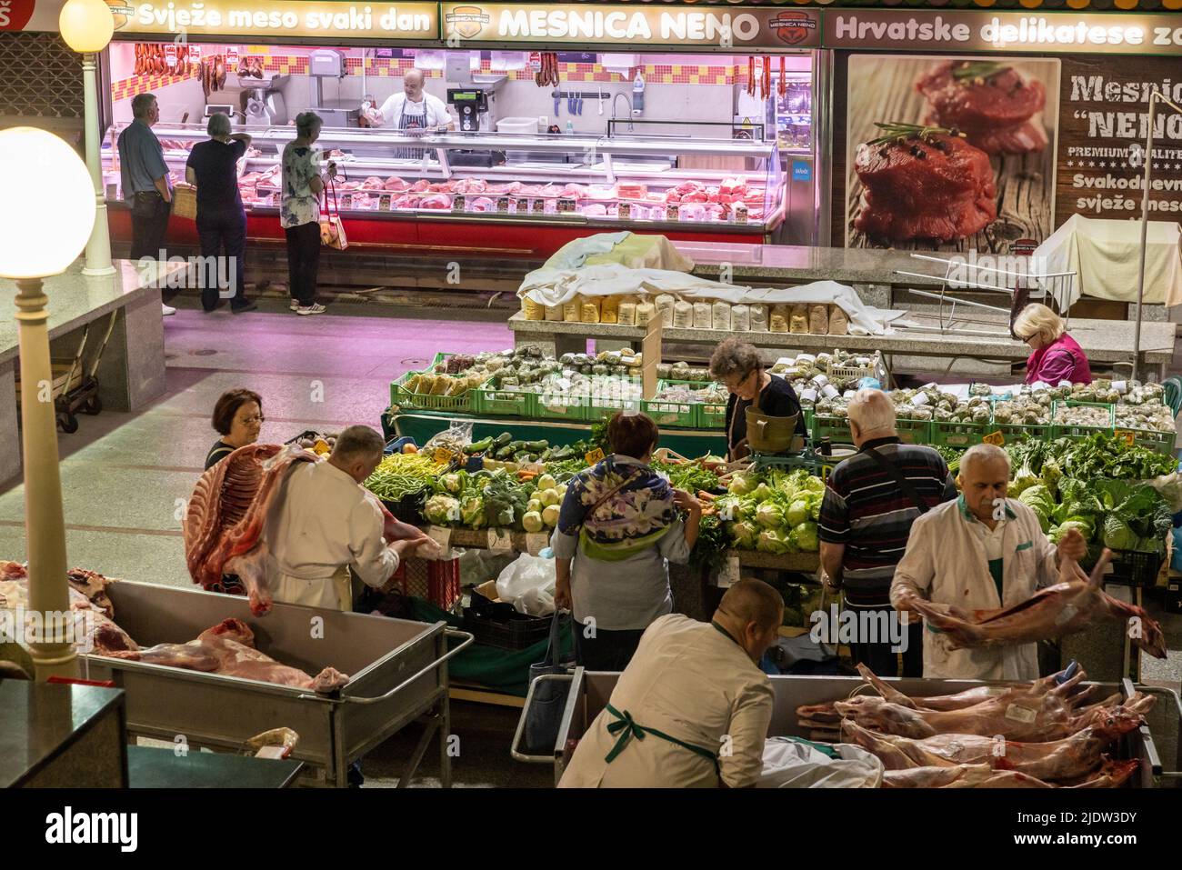 Bancarelle di carne e prodotti al mercato Dolac, Zagabria, Croazia Foto Stock
