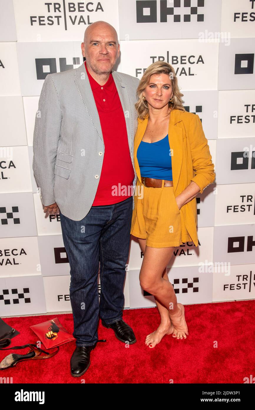 New York, NY - 14 giugno 2022: John Michael McDonagh ed Elizabeth Eves partecipano alla prima 'perdonata' durante il Tribeca Film Festival al BMCC Foto Stock