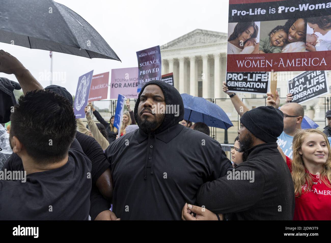 Washington, Stati Uniti. 23rd giugno 2022. Dibattito di manifestanti di fronte alla Corte Suprema degli Stati Uniti a Washington, DC Giovedi, 23 giugno 2022. Anticipando una mossa imminente contro l'aborto legale da parte della Corte Suprema americana a maggioranza conservatrice, lo stato di New York ha ampliato le protezioni per le persone che cercano e forniscono la procedura e ha promesso di essere un "porto sicuro" per il diritto delle donne di scegliere. Foto di Tasos Katopodis/UPI Credit: UPI/Alamy Live News Foto Stock