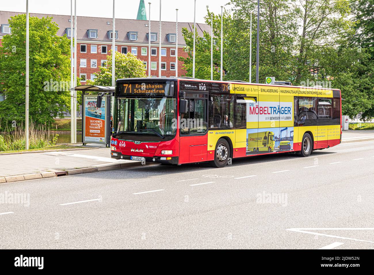 Un autobus di servizio pubblico a Rathausstraße a Kiel, Schleswig-Holstein, Germania Foto Stock