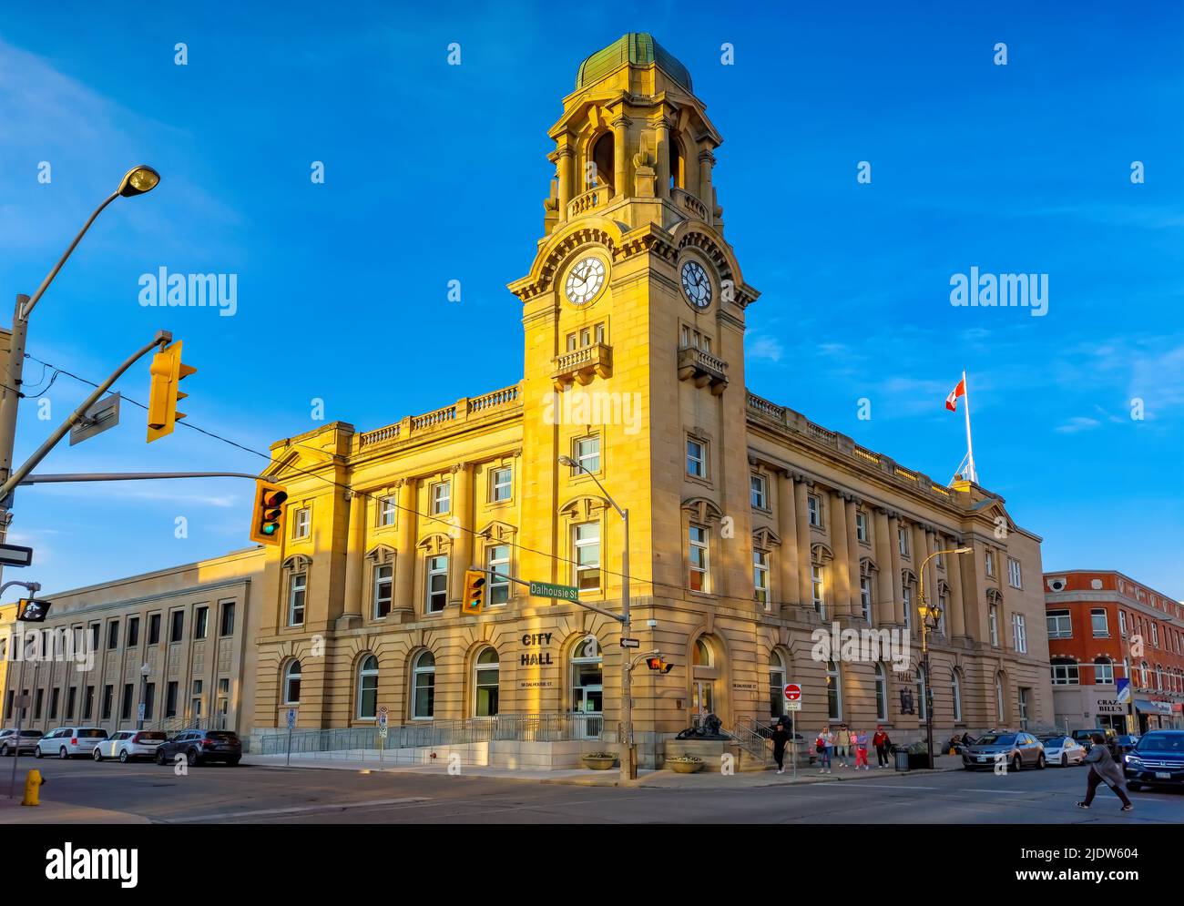 Edificio del municipio nel centro di Brantford, Ontario, Canada al tramonto. Foto Stock