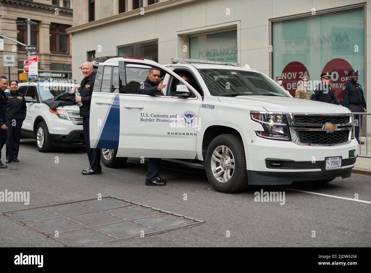 Manhattan, USA - 11. Novembre 2021: US Dogana e Boarder protezione veicolo e ufficiale a NYC. Veterans Day Parade a Manhattan. Ufficiale DI GHIACCIO Foto Stock