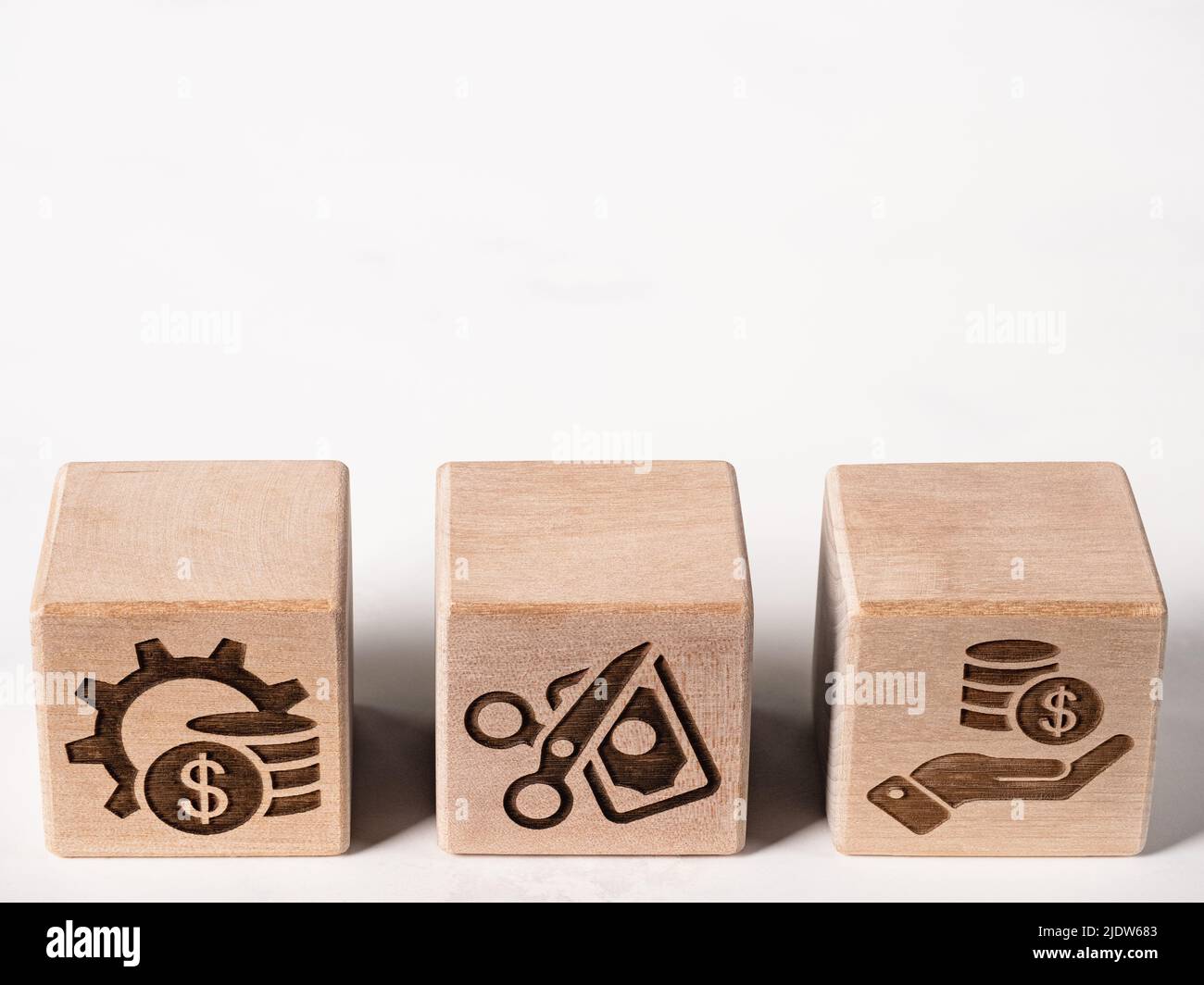 Simboli su blocchi di legno come concetto di gestione finanziaria Foto Stock