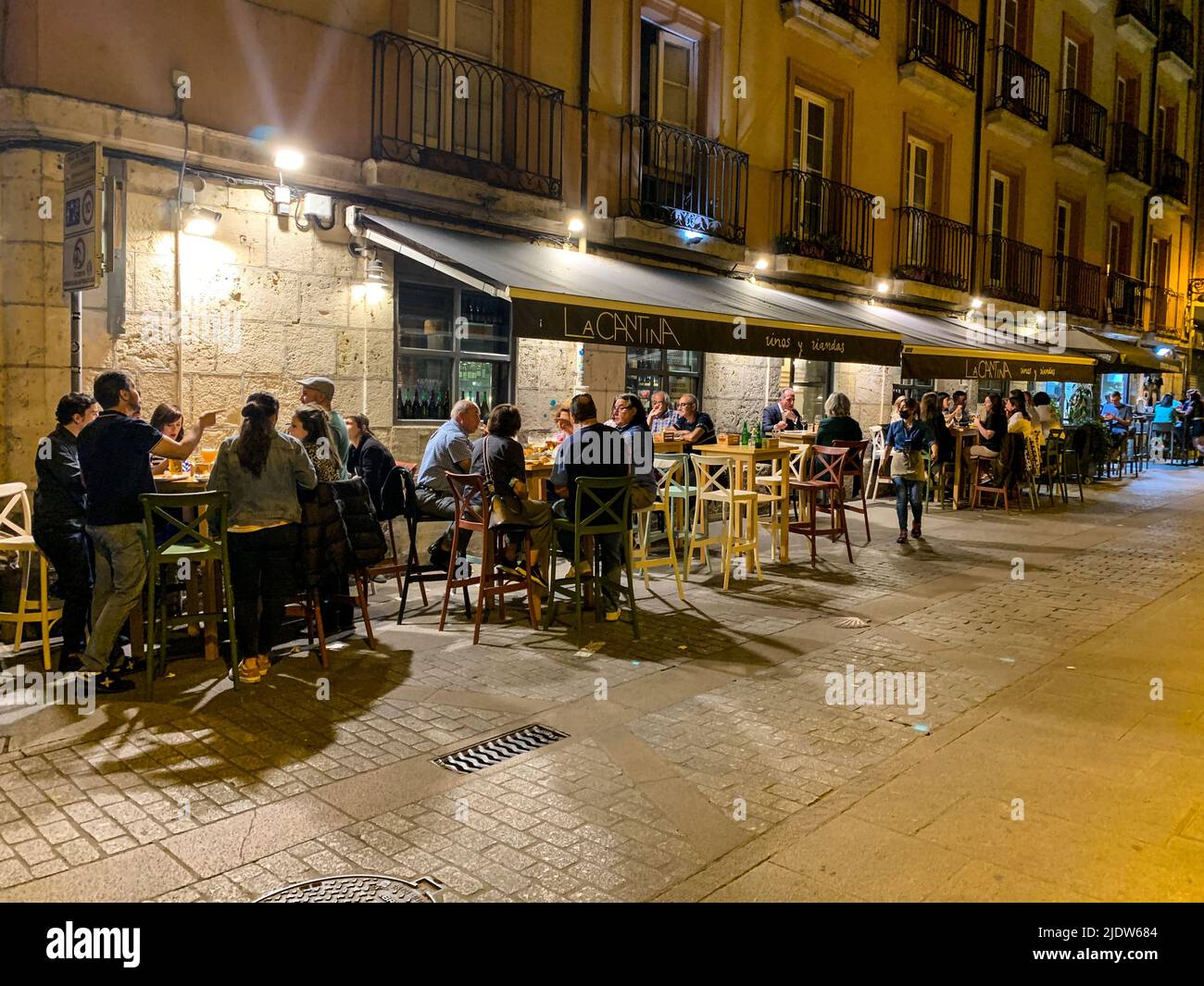 Spagna, Burgos. Vita di strada serale, caffè sul marciapiede. Foto Stock