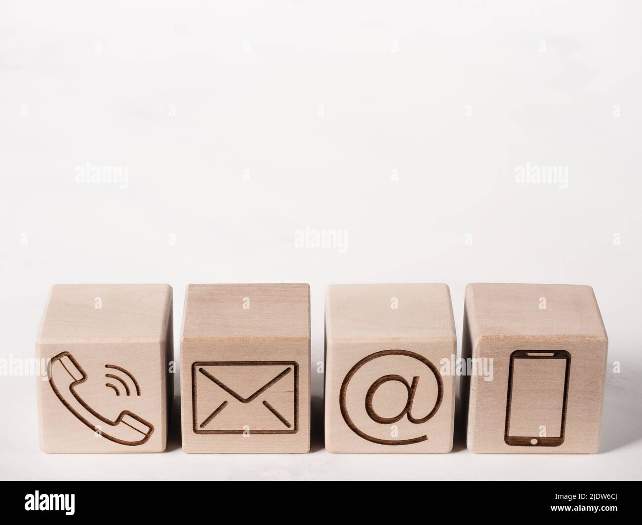 Blocchi di legno con simboli telefono, posta e indirizzo come contatto concetto Foto Stock