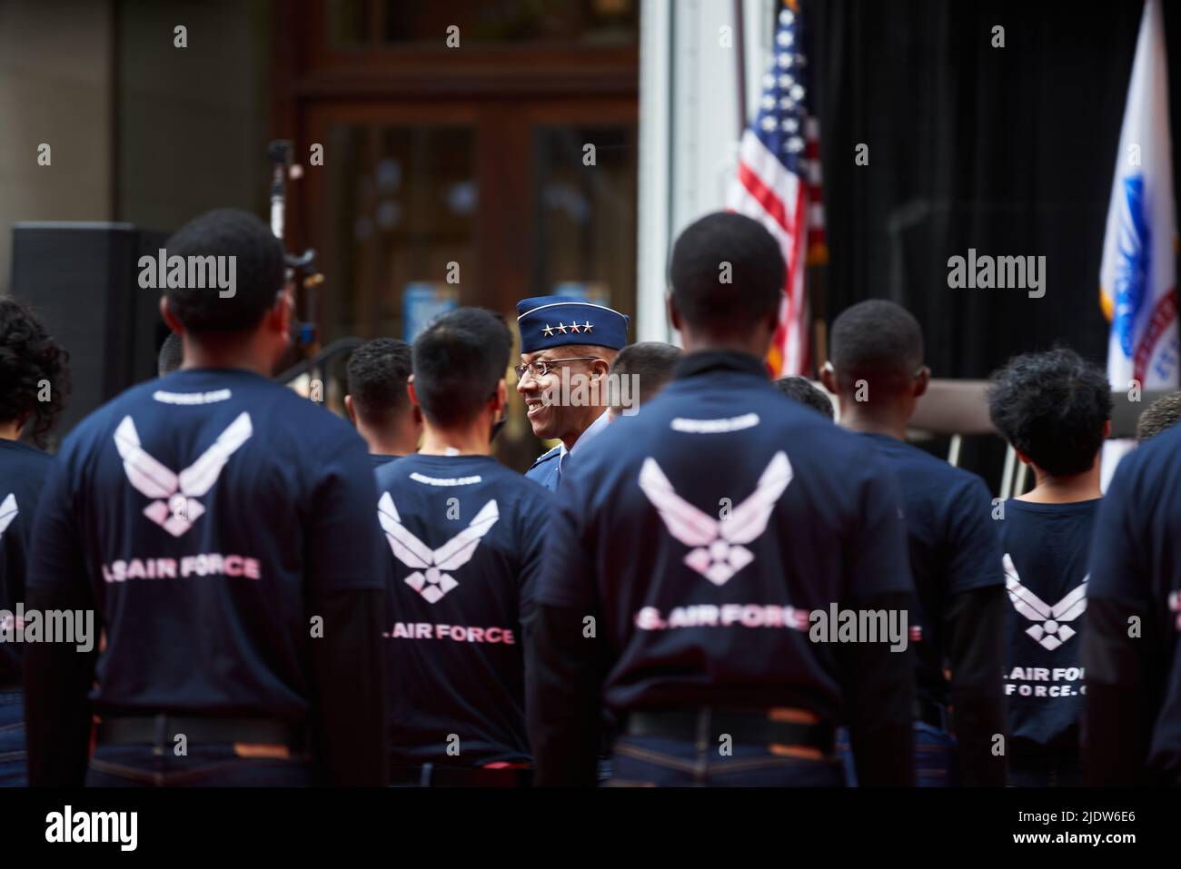 Manhattan, USA - 11. Novembre 2021: Air Force Chief of staff Gen. Charles Brown, Jr., si congratula con i membri del programma di arruolamento ritardato dopo l'emissione di t Foto Stock