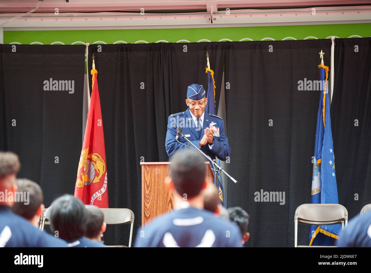 Manhattan, USA - 11. Novembre 2021: Il capo di stato maggiore dell'aeronautica degli Stati Uniti, Gen. Charles Brown Jr., applaude le reclute dell'aeronautica degli Stati Uniti durante l'annuale Veter Foto Stock