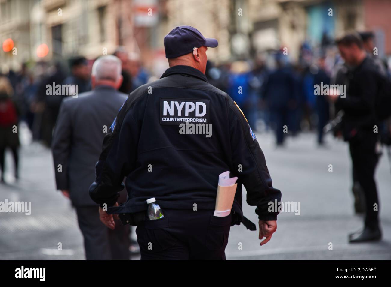 Manhattan, USA - 11. Novembre 2021: NYPD Counterterrorism unit officer a New York City. Veterans Day Parade a Manhattan. Banco della polizia di New York Foto Stock