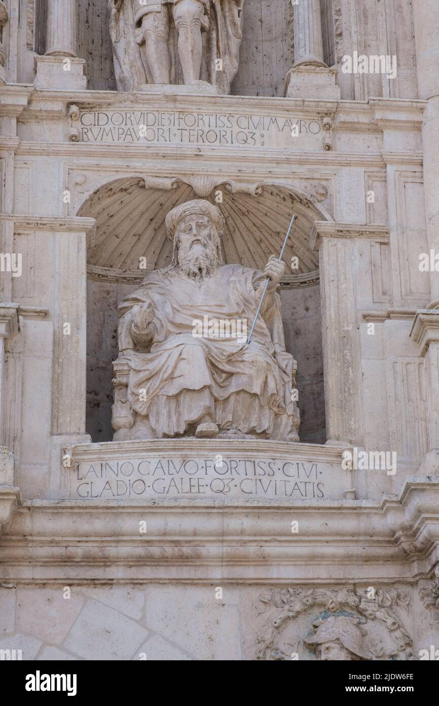 Spagna, Burgos. Sculture sopra la porta, l'Arco di Santa María, che conduce a Piazza del Duomo. Foto Stock