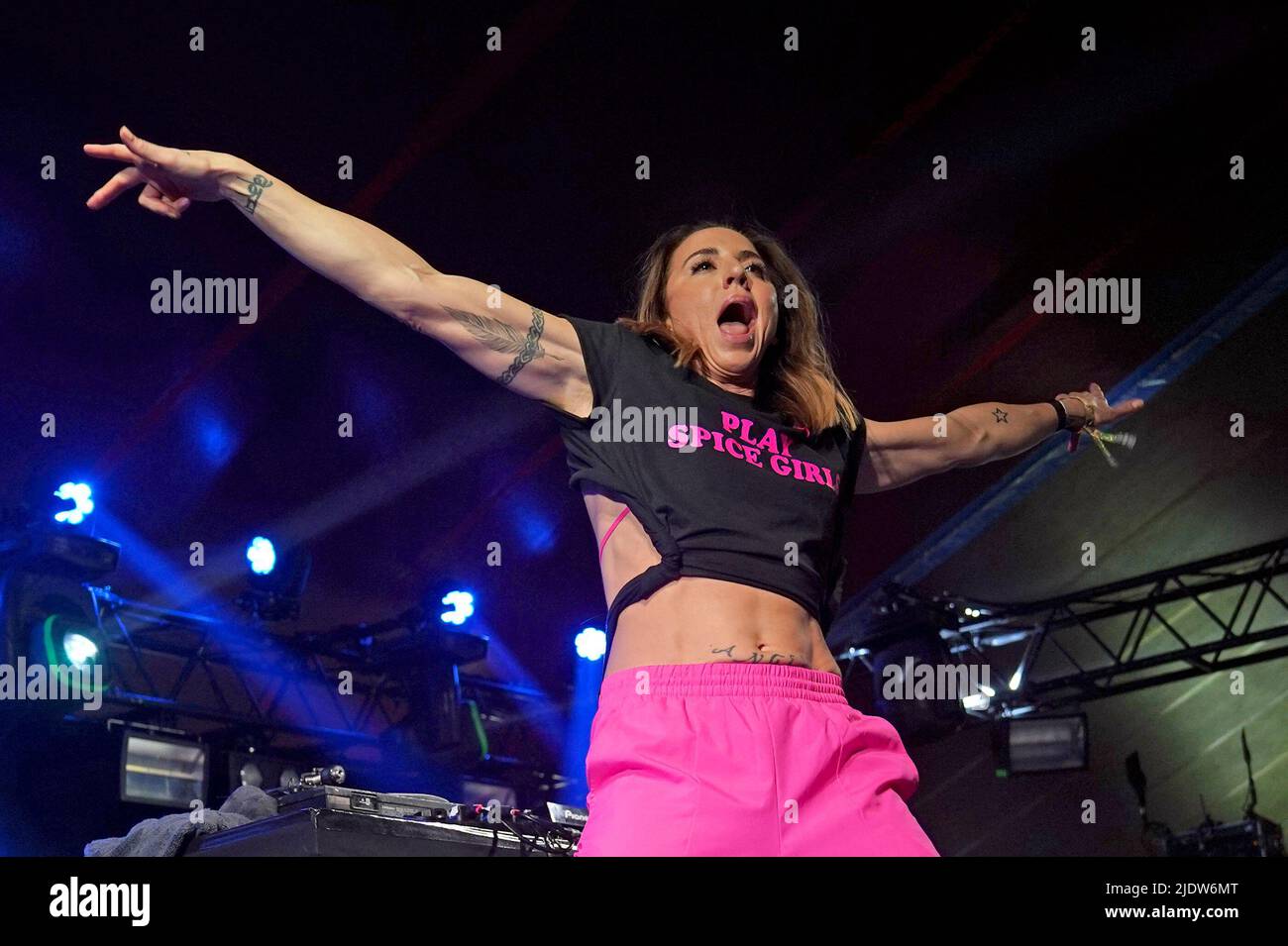 Melanie C suona una J ambientato nella tenda verde di William durante il Glastonbury Festival presso la Worthy Farm di Somerset. Data foto: Giovedì 23 giugno 2022. Foto Stock