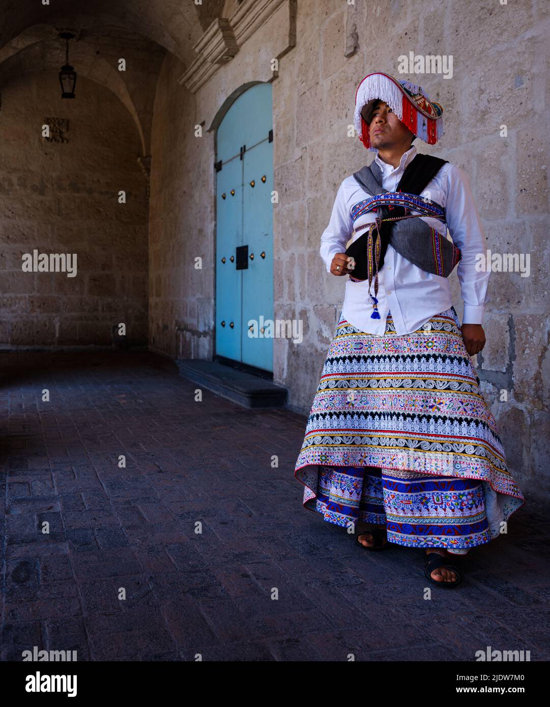 AREQUIPA, PERÙ - CIRCA SETTEMBRE 2019: Giovane peruviano che indossa un tipico abito andino. Foto Stock