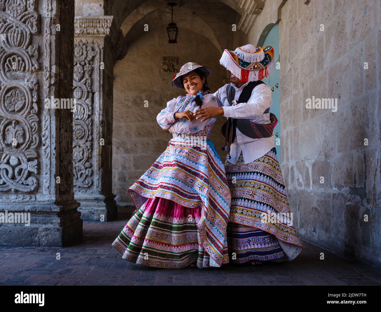 AREQUIPA, PERU - CIRCA SETTEMBRE 2019: Giovane coppia peruviana che balla Wititi in costumi tradizionali. Foto Stock