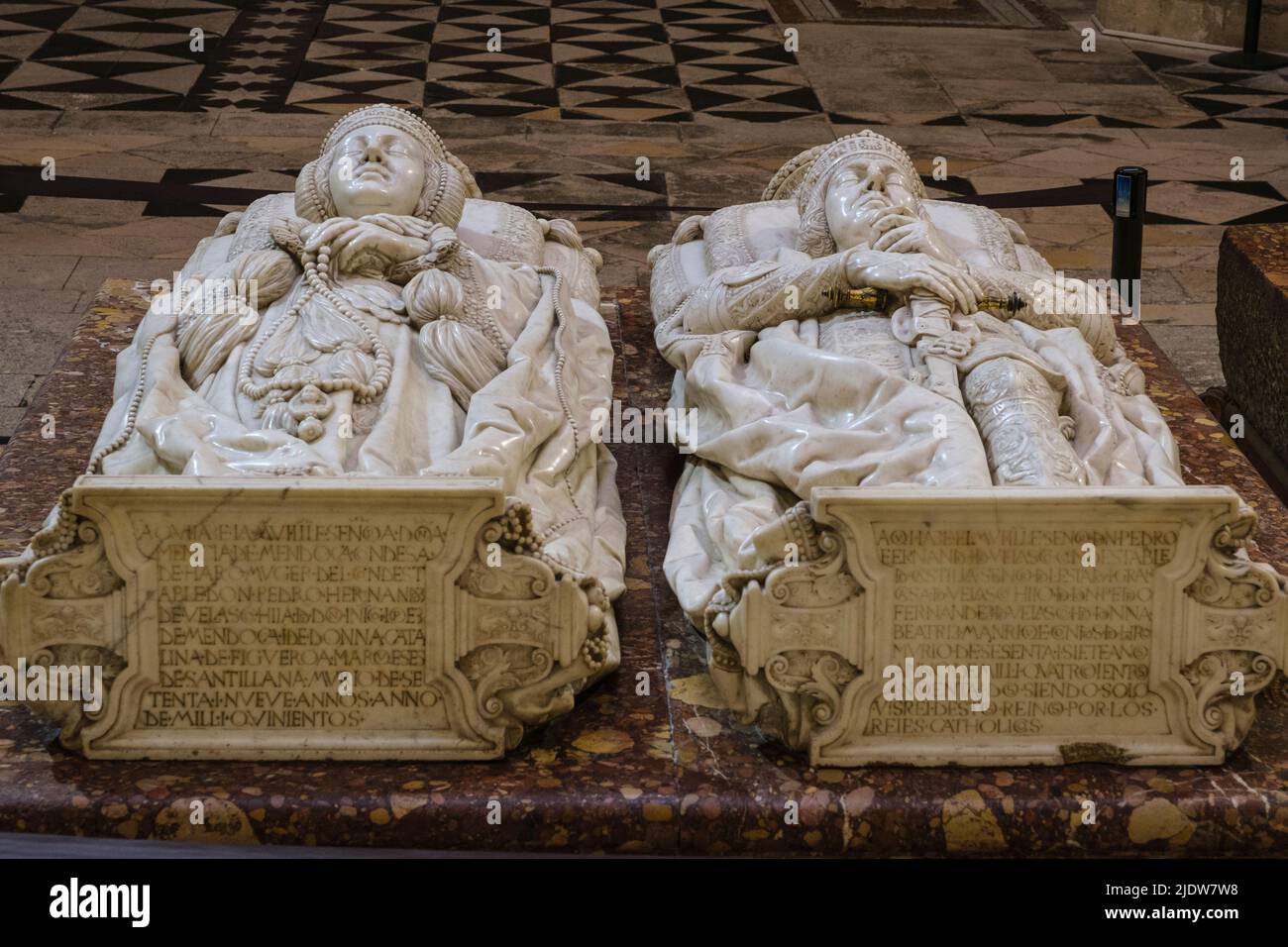 Spagna, Burgos. Cattedrale di Santa Maria, patrimonio dell'umanità. Alabastro Effigies di Don Pedro Fernandez de Velasco, primo constabile di Burgos, e h Foto Stock