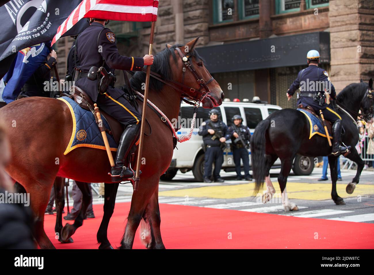 Manhattan, USA - 11. Novembre 2021: Polizia montata a NYC. Cavallo di polizia NYPD alla Veterans Day Parade a NYC Foto Stock