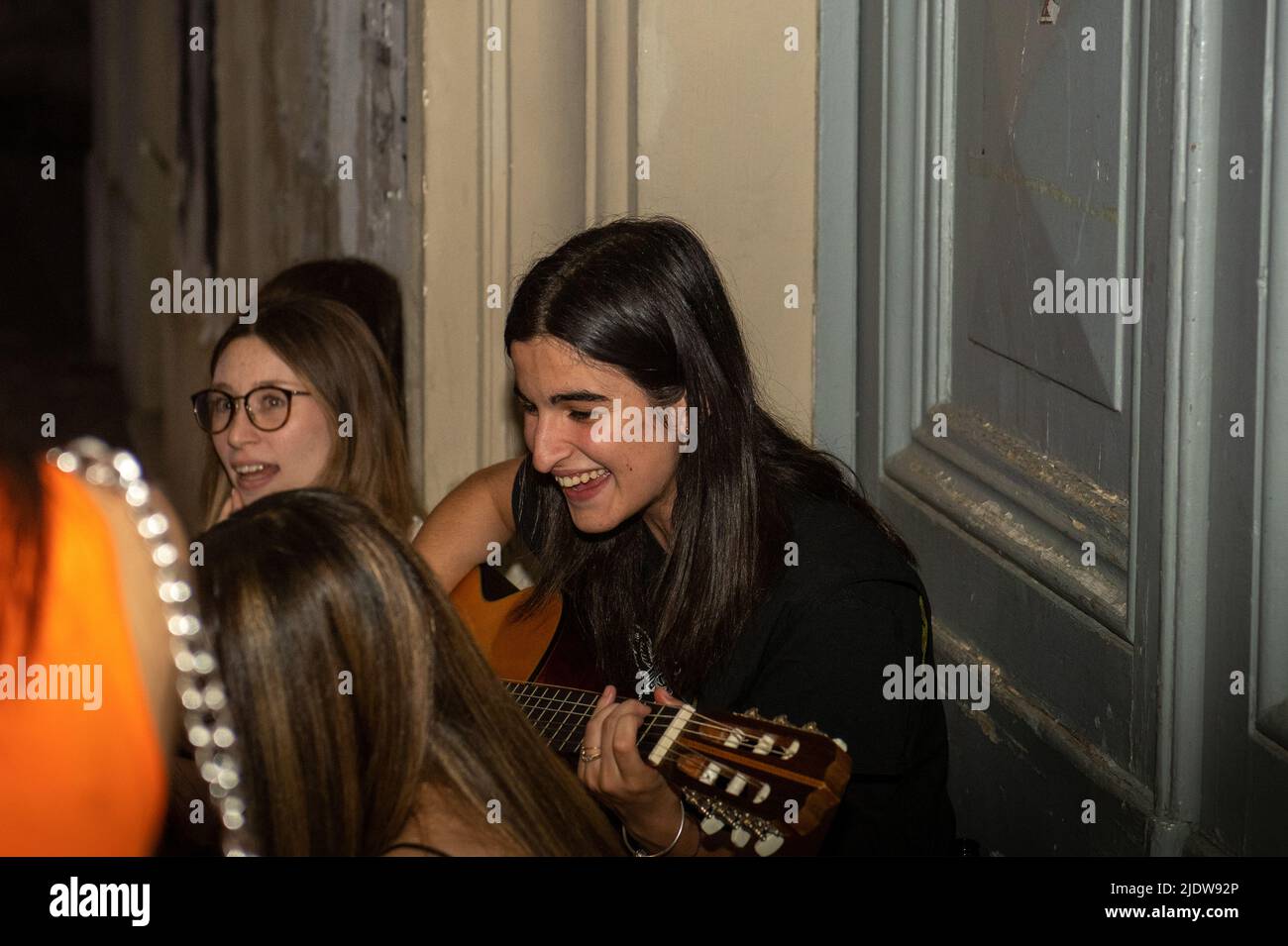 Rieti, Italia. 21st giugno 2022. La notte prima degli esami, gli studenti delle scuole superiori del quinto anno si sono incontrati sotto le loro scuole per cantare la canzone storica di Antonello Venditti, 'Notte prima degli Esami'. Gli esami inizieranno domani mattina, dopo un periodo di due anni per il Covid19 che ha visto gli studenti del quinto anno tornare ad un esame normale, dopo solo l'esame orale degli anni precedenti. A Rieti, Italia, il 21 giugno 2022. (Credit Image: © Riccardo Fabi/Pacific Press via ZUMA Press Wire) Foto Stock