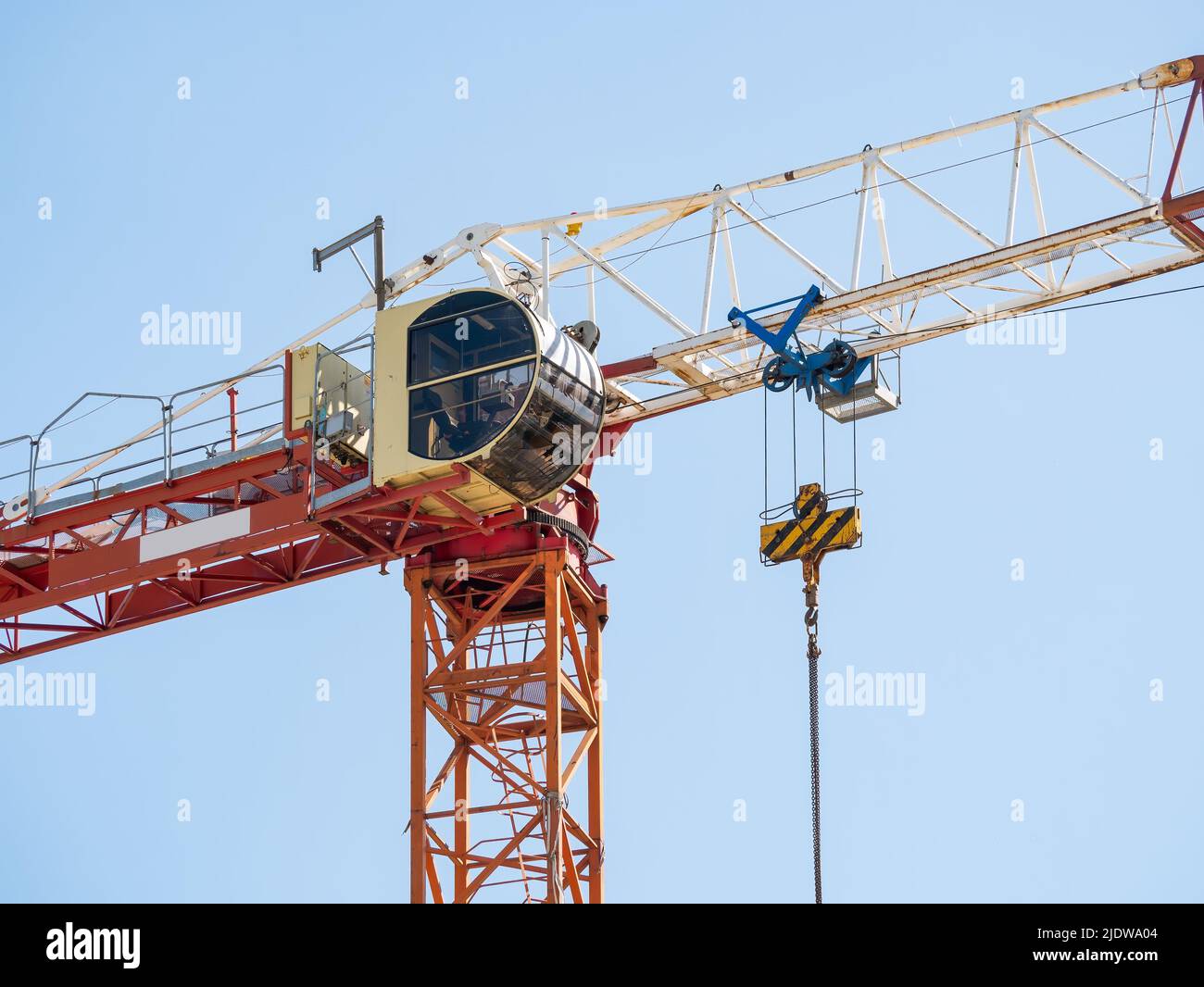Primo piano con un controllo in cabina di una gru da costruzione.Gru a rotazione a torretta contro cielo blu Foto Stock