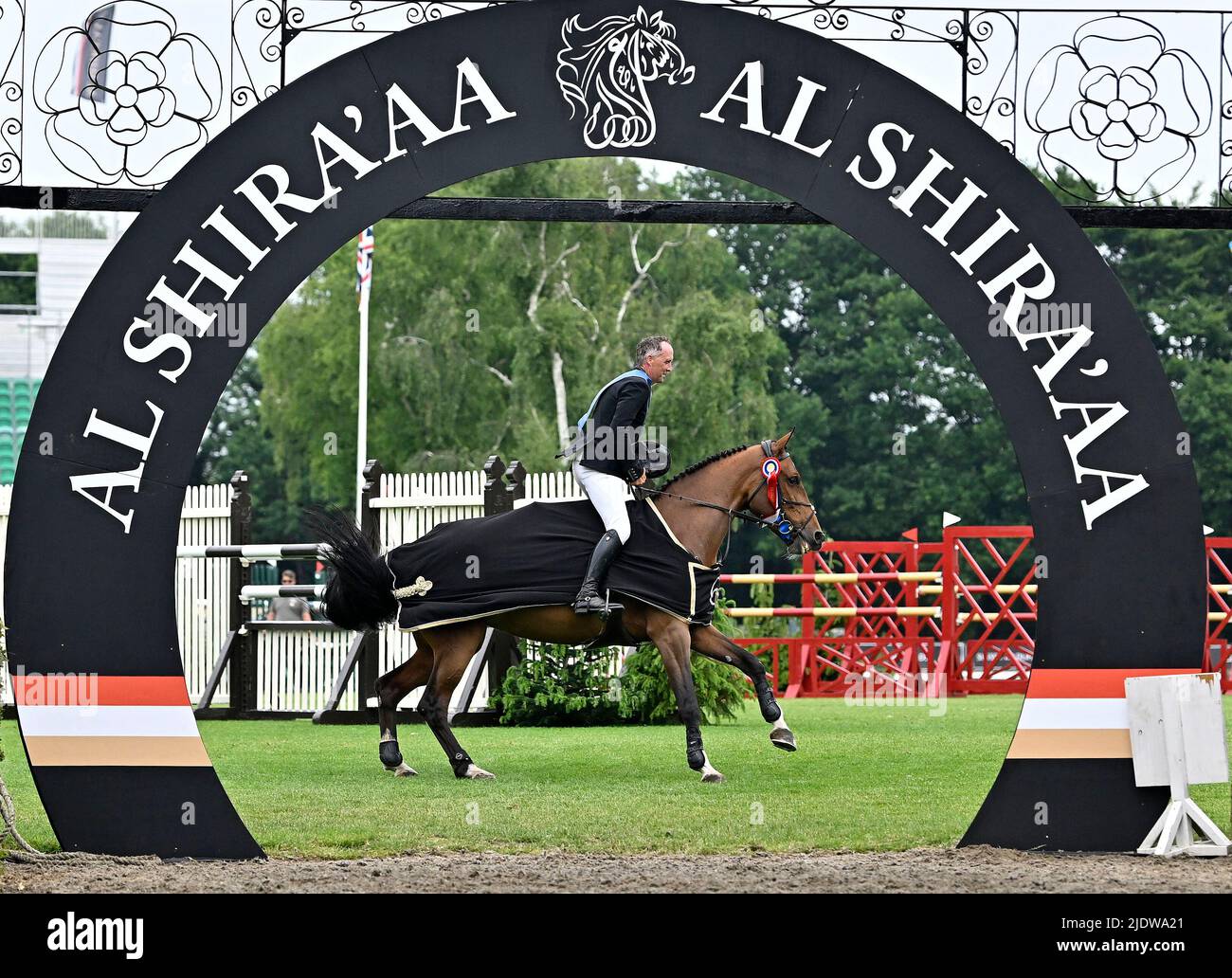 Hassocks, Regno Unito. 23rd giugno 2022. Incontro al Shira'aa Hickstead Derby. Hickstead Showground. Hassocks. Vincitore, Shane Breenriding Vistogrande (IRL) al suo giro d'onore durante la classe Hickstead Derby Tankard. Credit: Sport in immagini/Alamy Live News Foto Stock