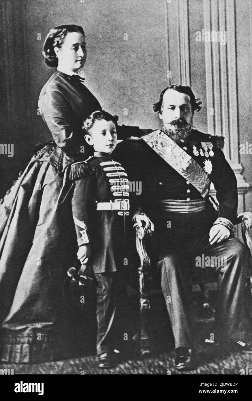 1865 ca., FRANCIA : l'imperatore francese NAPOLEONE III ( 1808 - 1873 , figlio di Luigi BONAPARTE e Ortensia Beauharnais ) con la moglie Imperatrice Eugénie ( Eugenia de Montijo de Guzman - 1826 - 1920 ) e figlio del Principe Imperiale Eugéne Louis Napoléon ( 1856 - 1879 ). - REALI - royalty - nobili - nobiltà - Napoleone III - imperatrice - imperatore - baffi - baffi - ritratto - baffi - baffi - barba - barba - barba - medaglia - medaglie - medaglie - decorazioni militari - RISORGIMENTO - famiglia - famiglia - famiglia - Padre madre e figlio - Mamma e cameriera ---- Archivio GBB Foto Stock