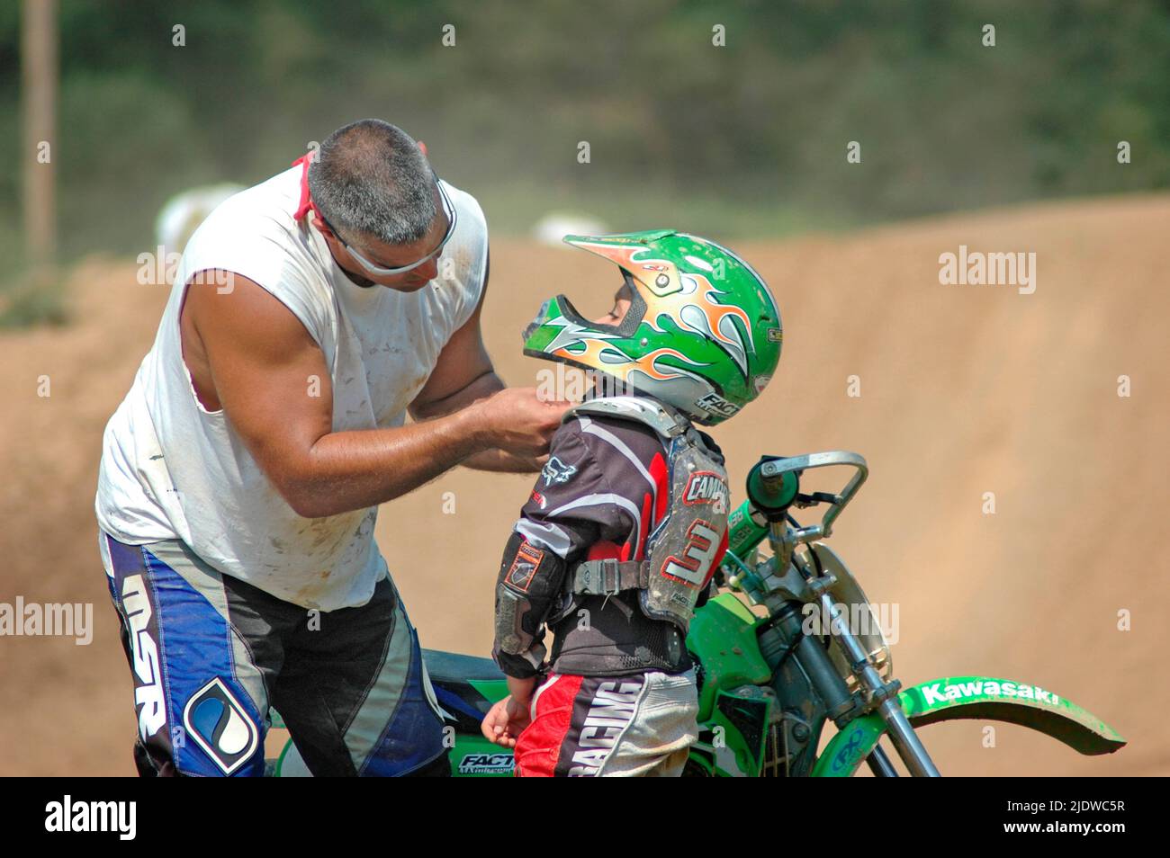 Padre e figlio dopo il crash, alcuni con la madre sul circuito MX cycle dirk Foto Stock